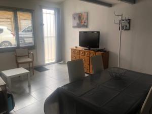 TV at/o entertainment center sa L appart d Ange 2 idealement situe 47m2 entre le port et le village