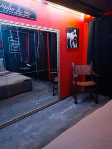 巴爾的住宿－LOVE ROOM Le rouge et noir，镜子,房间带椅子和床