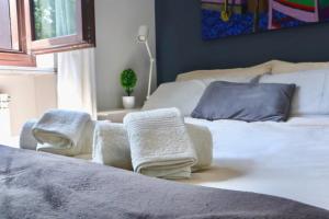 sypialnia z 2 łóżkami i ręcznikami w obiekcie A due passi dal Centro & Parcheggio Gratuito w Turynie