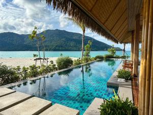 - une piscine sur une plage avec vue sur l'eau dans l'établissement Bulow Casa Grand View Resort, à Koh Lipe