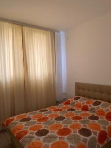 ein Schlafzimmer mit einem Bett mit orange-braunem Muster in der Unterkunft City Dream in Sokobanja