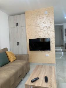 ein Wohnzimmer mit einer Couch und einem Couchtisch in der Unterkunft City Dream in Sokobanja