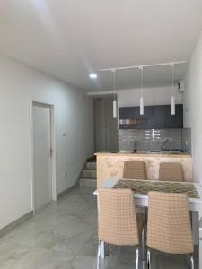 eine Küche mit Tisch und Stühlen in einem Zimmer in der Unterkunft City Dream in Sokobanja