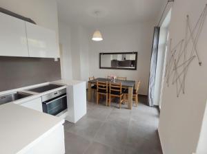 una cucina con tavolo e sala da pranzo di Orchidea Apartment Split in the Centre a Spalato (Split)