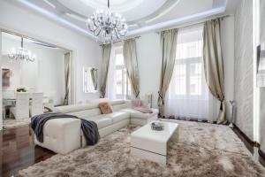 A bed or beds in a room at Opera Balkony Luxury Apartment with free parking