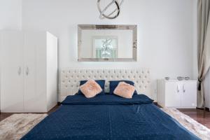 A bed or beds in a room at Opera Balkony Luxury Apartment with free parking