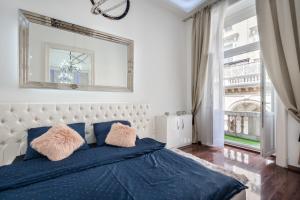 A bed or beds in a room at Opera Balkony Luxury Apartment with free parking
