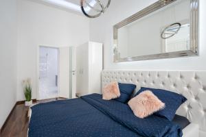 A bed or beds in a room at Opera Balkony Luxury Apartment with free parking