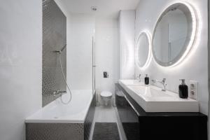 A bathroom at Opera Balkony Luxury Apartment with free parking