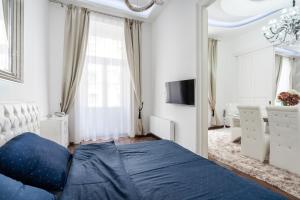 A bed or beds in a room at Opera Balkony Luxury Apartment with free parking
