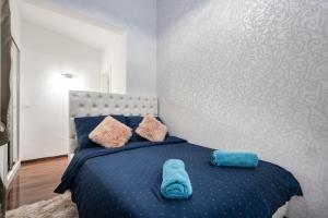 A bed or beds in a room at Opera Balkony Luxury Apartment with free parking
