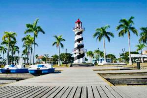 ein Leuchtturm mit Booten davor und Palmen in der Unterkunft Fabulous Lakeshore House Fully Airconditioned Hi-speed WiFi 300 Mbps in Mexico