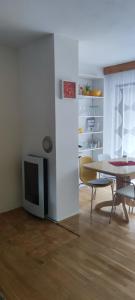 - un salon avec une table et une télévision dans l'établissement Apartma 198, à Kranjska Gora