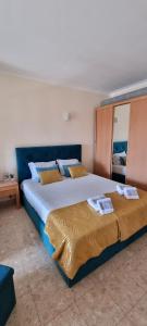 1 Schlafzimmer mit 2 Betten und einem Spiegel in der Unterkunft Praia da Rocha Summer Beach Sea View in Portimão