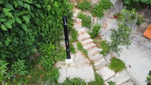 een uitzicht over een tuin met een stenen pad bij Mel Apartments in Novi Vinodolski