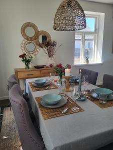 una mesa de comedor con platos azules y aoit en Bambina's Guest House, en Kristianstad