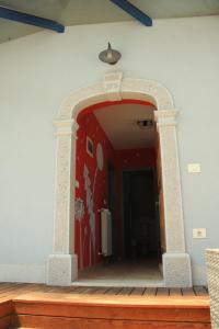 Apartment Dandelion في Branik: ممر في غرفة مع جدار احمر