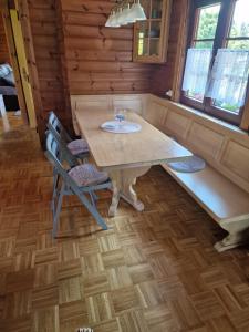 uma mesa de jantar e cadeiras num camarote em Ferienhaus Kellers Finkennest em Braunfels