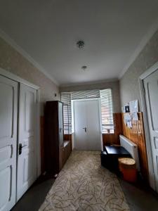 Postel nebo postele na pokoji v ubytování Kazbegi Guest House