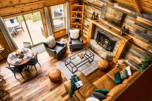 uma vista superior de uma sala de estar com lareira em Mountainside - New Luxury Cabin-Fire Table-Hot Tub-3 Pools-PS5-Bears em Gatlinburg