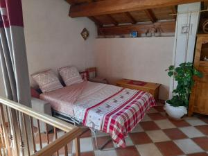 a small bedroom with a bed and a plant at Stella Alpina in Rimplas