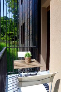 een terrastafel met een potplant op een balkon bij A due passi dal Centro & Parcheggio Gratuito in Turijn