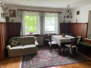 ein Wohnzimmer mit einem Sofa und einem Tisch in der Unterkunft Haus Berchtold in Hermagor