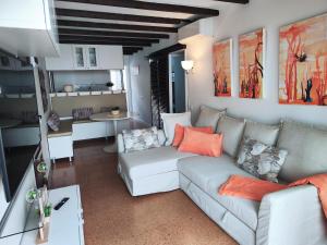 un soggiorno con un divano e un tavolo di Los Balandros 116 a San Agustin