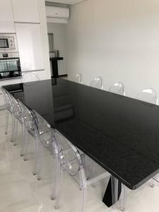 ein langer schwarzer Tisch und Stühle in einer Küche in der Unterkunft Villa - Âncora - 300 mètres de l’océan in Vila Praia de Âncora + 16 Fotos