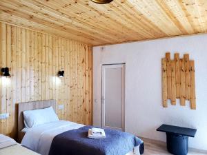 Rúm í herbergi á Cozy apartament