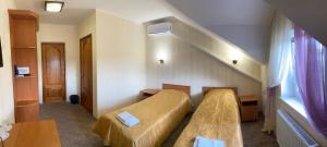 Zimmer mit 2 Betten und einer Treppe in der Unterkunft Зелений Клин in Gubnik