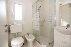 Koupelna v ubytování Mobilhome Camping Azzurro + 18 fotografií