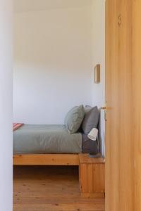 um quarto com uma cama com uma estrutura em madeira em The Common Knowledge Centre em Kilfenora