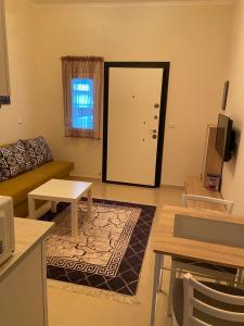 - un salon avec un canapé et une porte dans l'établissement Ifos Apartments, à Thessalonique