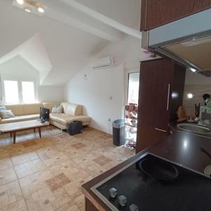 uma cozinha com uma placa de fogão num quarto em Cozy Apartment Tivat em Tivat