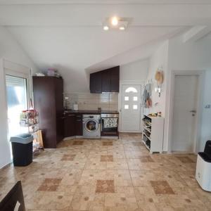 uma sala de estar com uma cozinha com um fogão em Cozy Apartment Tivat em Tivat