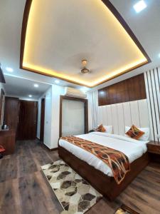 a bedroom with a large bed with a large ceiling at HOTEL TASTE OF INDIA in Agra
