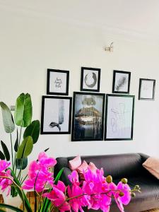 salon z kanapą i obrazami na ścianie w obiekcie Apartment unit-White house with Two bedrooms w mieście Bulindo