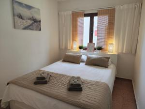 una camera da letto con due letti con asciugamani sopra di Los Balandros 116 a San Agustin