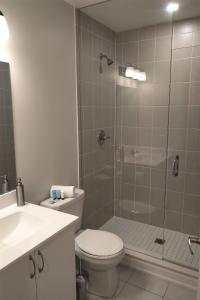 een badkamer met een douche, een toilet en een wastafel bij GGP Boutique Townhome in Vaughan