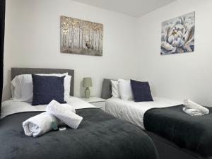 A bed or beds in a room at Superb 2 bedroomed apartment