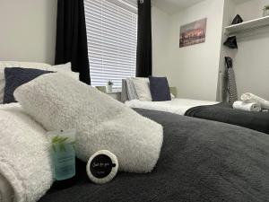 Superb 2 bedroomed apartment tesisinde bir odada yatak veya yataklar