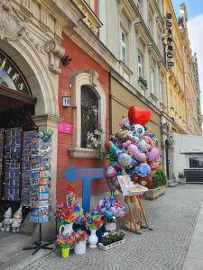 Una exhibición de animales disecados frente a un edificio. en Rynek pod Fredrą, en Wroclaw