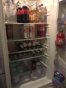 einen offenen Kühlschrank mit vielen Getränken und Getränken in der Unterkunft Rynek pod Fredrą in Breslau