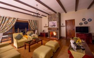 sala de estar con sofá y chimenea en The Retreat at Ngorongoro, en Karatu