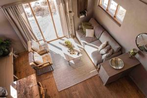vistas panorámicas a una sala de estar con sofá y mesa en Villa Nyman, en Jakobstad