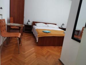 una camera con letto, scrivania e tavolo di Marina a Vela Luka (Vallegrande)