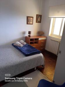 1 dormitorio con 1 cama, vestidor y ventana en Piso con preciosas vistas de vigo, en Vigo