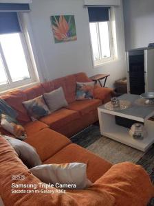 uma sala de estar com um sofá e uma mesa em Piso con preciosas vistas de vigo em Vigo