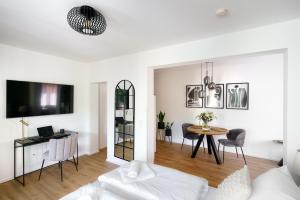 TV a/nebo společenská místnost v ubytování STAYTONA - Parkpl. - Balkon - WLAN - Netflix - WFH